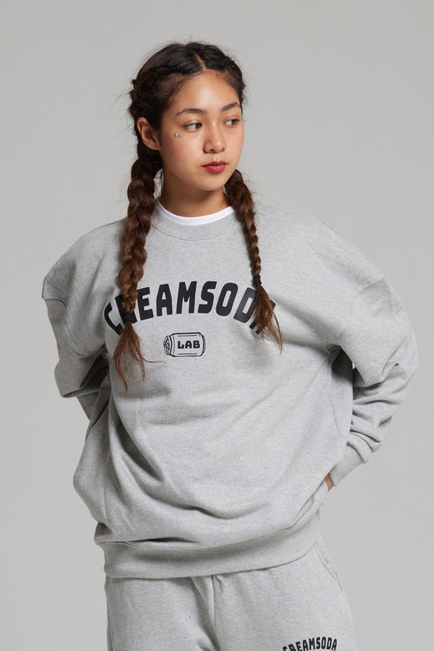 엘에이비 오지아크로고 맨투맨은 남녀 모두 착용 가능한 그레이 컬러의 캐주얼 & 베이직 스타일 맨투맨입니다. 봄, 가을, 겨울 시즌에 적합하며, 일상생활에서 편안하게 입을 수 있습니다. 세미 오버핏 레귤러 기장으로, 부드러운 면과 폴리에스테르 혼방 소재의 두꺼운 두께감이 특징입니다. 2바늘 커버스티치 마감과 지그재그 3본침 내부 스티치로 튼튼하게 제작되었으며, 리브 소매단과 밑단, 사이드 라벨 디테일로 디자인의 완성도를 높였습니다. 텀블 워싱 및 텐터 가공 처리로 변형을 최소화하여 오랫동안 착용할 수 있습니다.
