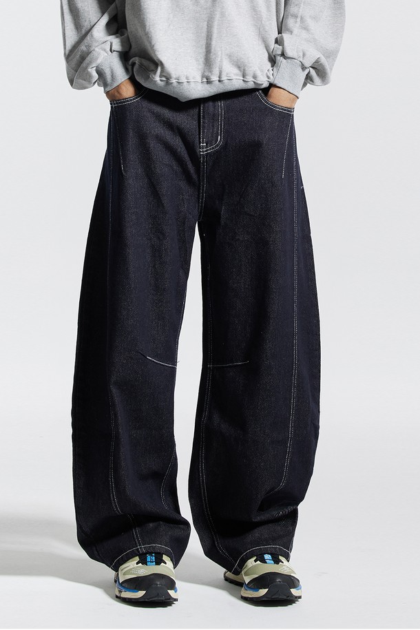 씨알에스디엘 와이드 커브드 스티치 데님 팬츠는 남녀 모두 착용 가능한 데님 팬츠입니다. 블랙과 블루 두 가지 색상으로 출시되었으며, 봄, 가을에 입기 좋은 두꺼운 두께감의 긴 기장 와이드 핏입니다. 캐주얼, 스트릿 스타일을 아우르며, 사이드 오버록 패널과 사이드 포켓, 무릎 라인 다트 디테일, 화이트 스티치, 백포켓 레더 패치 등의 특징을 가지고 있습니다. 뻣뻣한 촉감의 루즈핏으로 편안한 착용감을 선사하며, 동네 마실룩이나 여행룩에 적합합니다.
