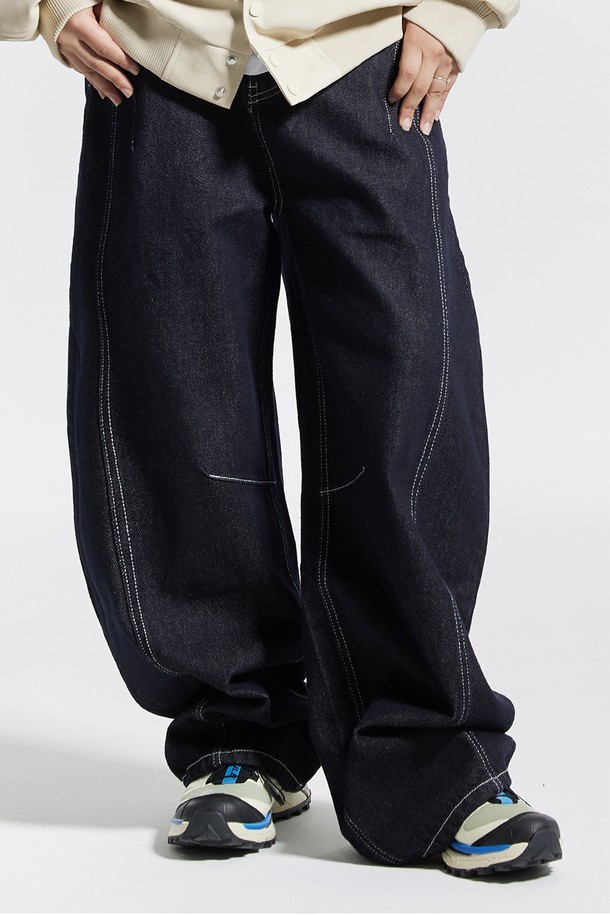 씨알에스디엘 와이드 커브드 스티치 데님 팬츠는 캐주얼, 미니멀, 시크 스타일을 추구하는 분들을 위한 사계절용 데님 팬츠입니다. 블랙과 블루 두 가지 색상으로 출시되었으며, 와이드핏의 긴 기장으로 편안한 착용감을 선사합니다. 면, 폴리에스테르, 레이온 혼방 소재로 제작되어 부드럽고 자연스러운 핏을 연출합니다. 사이드 패널 오버록 디테일, 사이드 포켓 다트, 무릎 라인 다트, 화이트 스티치, 백 포켓 가죽 패치 등 섬세한 디테일이 돋보이며, 양쪽 백 포켓으로 실용성을 더했습니다. 동네 마실룩이나 여행룩에 활용하기 좋은 아이템입니다.
