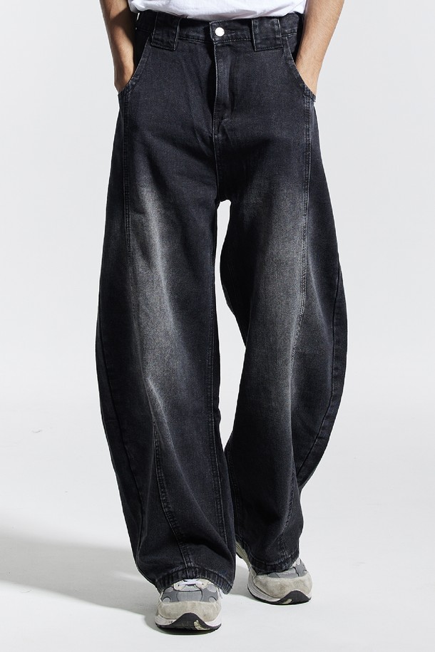 씨알에스디엘 와이드 절개 볼륨 커브드 팬츠는 남성용 바지로, 봄, 가을에 착용하기 좋습니다. 블랙 컬러의 데님 소재로 제작되었으며, 뻣뻣한 촉감과 두꺼운 두께감이 특징입니다. 루즈핏 와이드 라인으로 스트릿, 캐주얼 스타일을 연출하며, 절개 디테일과 볼륨감으로 포인트를 더했습니다. 출근룩과 모임룩에 활용하기 좋은 아이템입니다.
