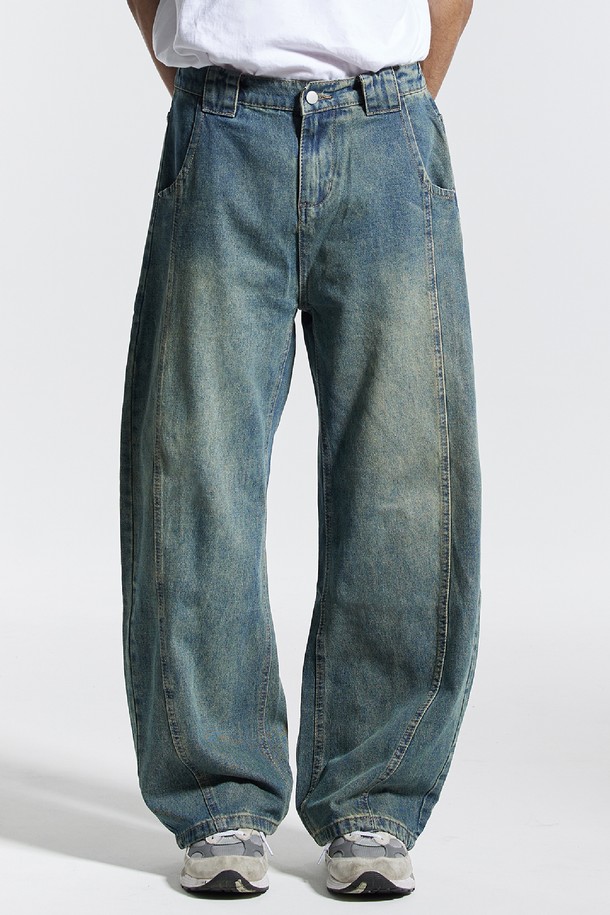 **씨알에스디엘 와이드 절개 볼륨 커브드 팬츠**는 남성을 위한 데님 소재의 긴 바지입니다. 봄, 가을에 어울리는 두꺼운 두께감과 뻣뻣한 촉감으로 제작되었으며, 루즈핏의 와이드한 실루엣을 연출합니다. 캐주얼, 스트릿, 미니멀 스타일 모두 소화 가능하며, 출근룩으로도 활용할 수 있습니다. 볼륨감 있는 핏과 절개 디테일이 특징으로, 개성 있는 스타일을 완성합니다. 블루 컬러의 무지 디자인으로 다양한 상의와 매치하기 용이합니다.
