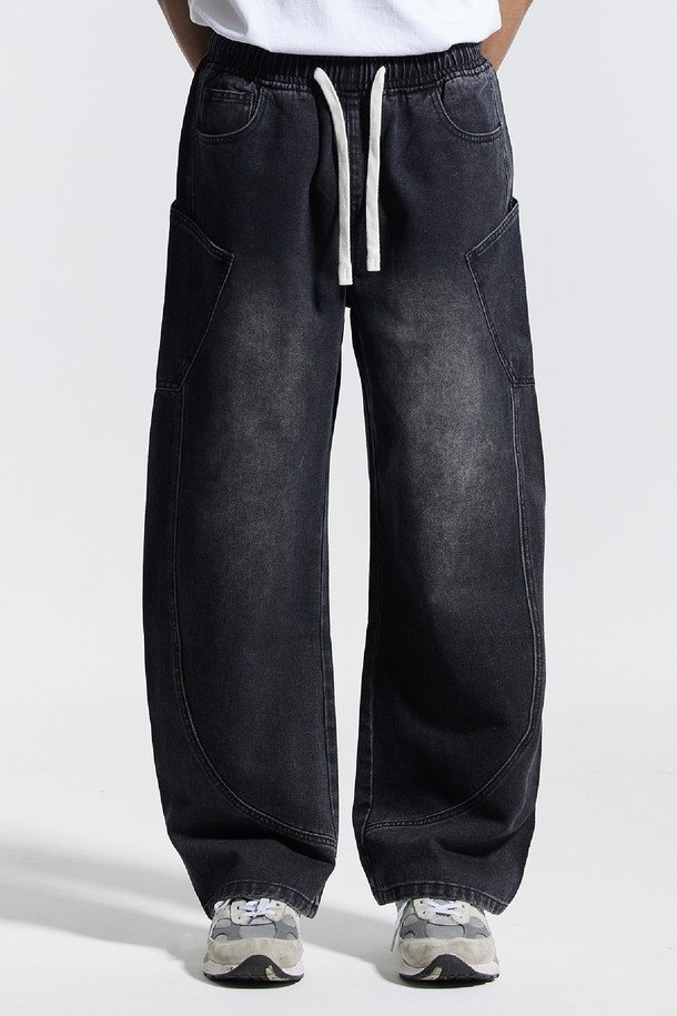 씨알에스디엘 밴딩 와이드 파이핑 사선 카고팬츠는 남성용 바지로, 캐주얼 및 스트릿 스타일을 즐기는 분들을 위한 아이템입니다. 봄, 가을에 적합하며, 뻣뻣한 데님 소재로 제작되어 두께감이 느껴지는 루즈핏 와이드 팬츠입니다. 허리 밴딩 처리로 편안한 착용감을 제공하며, 파이핑 디테일과 사선 디자인으로 포인트를 더했습니다. 동네 마실룩이나 가을 나들이룩에 활용하여 편안하면서도 스타일리시한 연출이 가능합니다.
