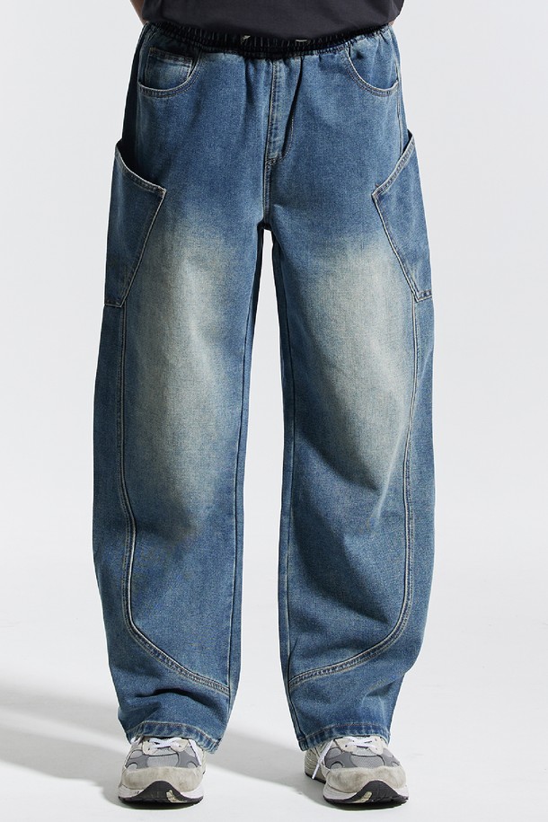 씨알에스디엘 밴딩 와이드 파이핑 사선 카고팬츠는 캐주얼, 스트릿, 미니멀 스타일을 즐기는 남성분들을 위한 데님 소재의 긴 바지입니다. 봄, 가을에 적합하며, 밴딩 처리로 편안한 착용감을 제공합니다. 와이드 핏과 루즈핏으로 트렌디한 실루엣을 연출하며, 사선 디자인과 파이핑 디테일이 돋보입니다. 동네 마실룩이나 가을 나들이룩에 활용하기 좋으며, 넉넉한 카고 포켓으로 실용성을 더했습니다.
