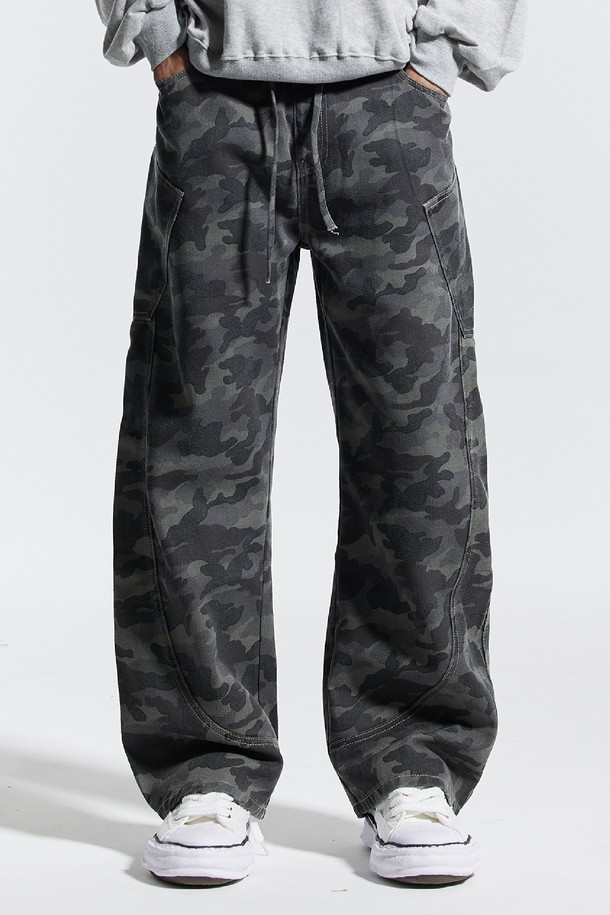 씨알에스디엘 밴딩 와이드 파이핑 사선 카고팬츠는 남성 고객을 위한 캐주얼 및 스트릿 스타일의 바지입니다. 봄, 가을 계절에 어울리며, 여행룩이나 산책룩으로 활용하기 좋습니다. 블랙과 그레이 두 가지 색상으로 출시되었으며, 와이드 핏과 루즈핏으로 편안한 착용감을 제공합니다. 밴딩 처리로 활동성을 높였으며, 파이핑 디테일과 사선 포켓이 디자인의 포인트를 더합니다. 카모 패턴이 돋보이는 긴 기장의 카고 팬츠입니다.
