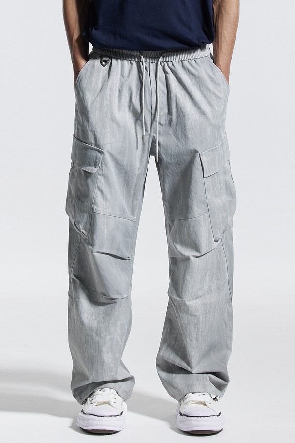 씨알에스디엘 사이드 빅 카고 디링 코팅 워시드 팬츠는 스트릿 무드와 캐주얼 스타일을 동시에 연출할 수 있는 와이드핏 카고 팬츠입니다. 그레이, 블랙, 차콜 세 가지 색상으로 만나볼 수 있으며, 허리 전체 밴딩으로 편안한 착용감을 제공합니다. 사이드 카고 포켓과 벨트 D링 디테일이 특징이며, 전면 코팅으로 독특한 질감을 더했습니다. 밑단 스트링으로 다양한 스타일을 연출할 수 있으며, 빠른 흡수와 건조 기능으로 아웃도어 활동에도 적합합니다.
