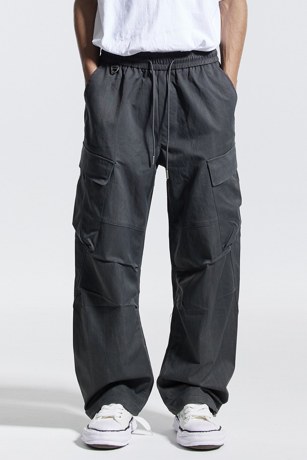 씨알에스디엘(CRS DL) 사이드 빅 카고 디링 코팅 워시드 팬츠는 스트릿, 캐주얼, 시티보이 스타일을 아우르는 남성용 카고 팬츠입니다. 봄, 가을에 착용하기 좋으며, 동네 마실룩이나 캠핑룩에 잘 어울립니다. 블랙, 그레이, 차콜 세 가지 색상으로 출시되었으며, 와이드 핏과 루즈핏으로 편안한 착용감을 제공합니다. 폴리에스테르 소재에 코팅 디테일을 더해 독특한 질감을 살렸으며, 사이드 카고 포켓, D링 디테일, 밑단 스트링, 구조적 디자인 포켓 등의 특징을 갖추었습니다. 빠른 흡수/건조 기능으로 쾌적함을 유지합니다.
