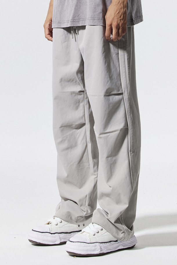 씨알에스디엘 트랙 2선 파라슈트 팬츠는 남녀 모두 착용 가능한 루즈핏 트랙 팬츠입니다. 그레이, 블랙, 카키 세 가지 색상으로 출시되었으며, 봄, 가을 시즌에 적합합니다. 가볍고 부드러운 폴리에스테르 소재로 제작되어 편안한 착용감을 선사하며, 밑단과 허리 스트링 조절로 핏을 조절할 수 있습니다. 톤온톤 자수와 포켓 사이드 포인트 라벨, 백포켓 디테일이 특징이며, 산책룩, 피트니스룩, 캐주얼, 스포티, 미니멀 스타일을 즐기는 분들께 추천합니다.
