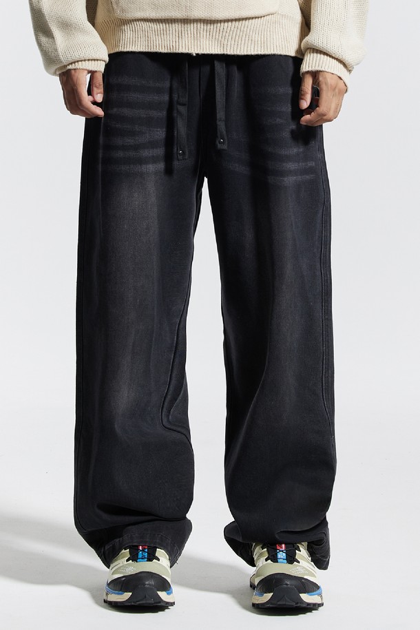 씨알에스디엘 베이직 워싱 와이드 밴딩 데님 팬츠는 남녀 모두 착용 가능한 캐주얼 데님 팬츠입니다. 블랙과 블루 두 가지 색상으로 제공되며, 사계절 내내 활용할 수 있습니다. 와이드핏에 밴딩 처리로 편안한 착용감을 선사하며, 워싱 가공을 통해 자연스러운 멋을 더했습니다. 드로우스트링과 뒷주머니, 포인트 라벨 디테일이 돋보이며, 동네 마실룩이나 여행룩, 미니멀, 클래식 스타일 연출에 적합합니다.
