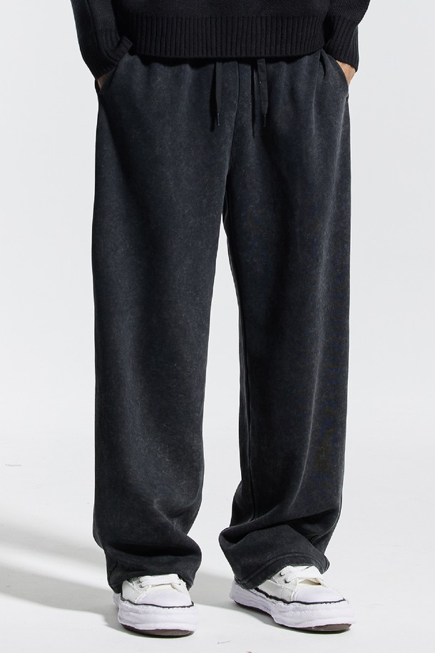 씨알에스디엘 피그먼트 와이드 스트링 팬츠는 캐주얼, 미니멀, 시크 스타일을 추구하는 분들을 위한 사계절용 와이드 팬츠입니다. 면, 폴리에스테르, 아크릴 혼방 소재에 피그먼트 워싱과 가먼트 다잉 공법을 더해 자연스러운 색감과 빈티지한 분위기를 연출합니다. 루즈핏으로 편안한 착용감을 제공하며, 스트링 밴딩으로 허리 사이즈 조절이 용이합니다. 봉제선과 커팅 부분에 워싱 디테일을 더하여 더욱 스타일리시하며, 수축 및 변형에 강해 오랫동안 변함없이 즐겨 입을 수 있습니다. 동네 마실룩이나 산책룩으로 활용하기 좋은 실용적인 아이템입니다.
