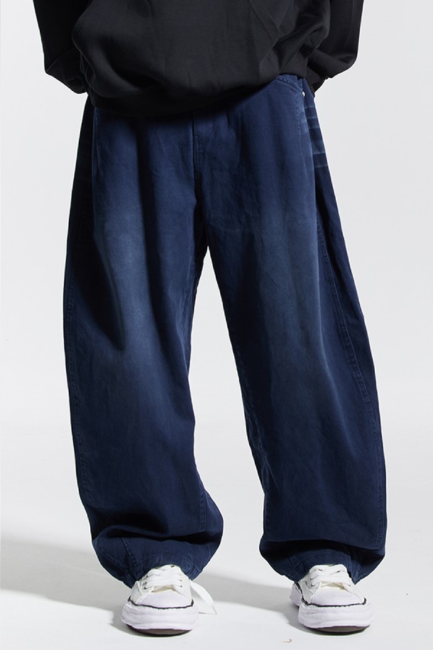 씨알에스디엘 반밴딩 빈티지 프론트 워싱 와이드 벌룬 데님 팬츠는 남녀 모두 착용 가능한 데님 팬츠입니다. 블랙, 네이비, 카키 세 가지 색상으로 출시되었으며, 일상복으로 활용하기 좋습니다. 봄, 가을에 적합하며, 빈티지하고 캐주얼한 스타일을 연출할 수 있습니다. 허리 부분은 반밴딩 처리되어 편안한 착용감을 제공하며, 와이드 벌룬핏으로 트렌디한 실루엣을 완성합니다. 밑단 턱 디테일과 은은한 빈티지 워싱이 돋보이며, 뒷주머니 수납 공간도 갖춰 실용성을 더했습니다.
