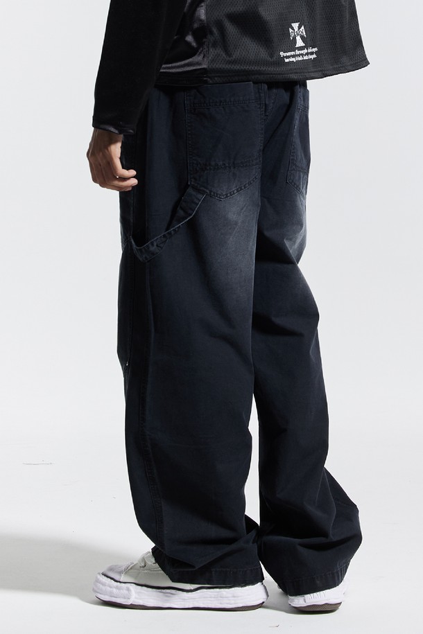 씨알에스디엘 빈티지 캣브러시 워싱 리벳 카펜터 팬츠는 남성용 카펜터 팬츠입니다. 블랙과 그레이 두 가지 색상으로 출시되었으며, 봄, 가을에 착용하기 좋습니다. 캐주얼과 스트릿 스타일을 모두 소화할 수 있으며, 루즈핏으로 편안한 착용감을 선사합니다. 면 소재에 빈티지 워싱 처리하여 독특한 멋을 살렸으며, 로고 자수, 패치 포켓, 해머 루프, 리벳 디테일로 포인트를 더했습니다. 
