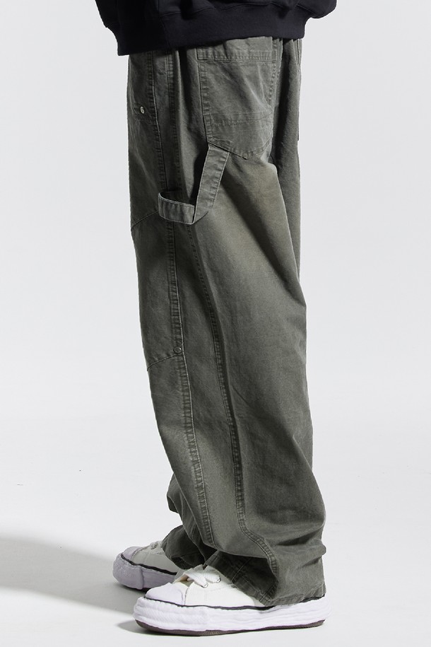 씨알에스디엘(CRS DL) 빈티지 캣브러시 워싱 리벳 카펜터 팬츠는 남성용 카펜터 팬츠입니다. 블랙과 그레이 두 가지 색상으로 출시되었으며, 봄, 가을에 착용하기 좋습니다. 일상, 동네 마실, 산책, 가을 나들이에 어울리는 캐주얼, 스트릿, 워크웨어 스타일의 루즈핏 긴바지입니다. 면 소재로 제작되었으며, 빈티지 워싱, 유틸리티 포켓, 해머 루프, 리벳 디테일, 로고 자수가 특징입니다.
