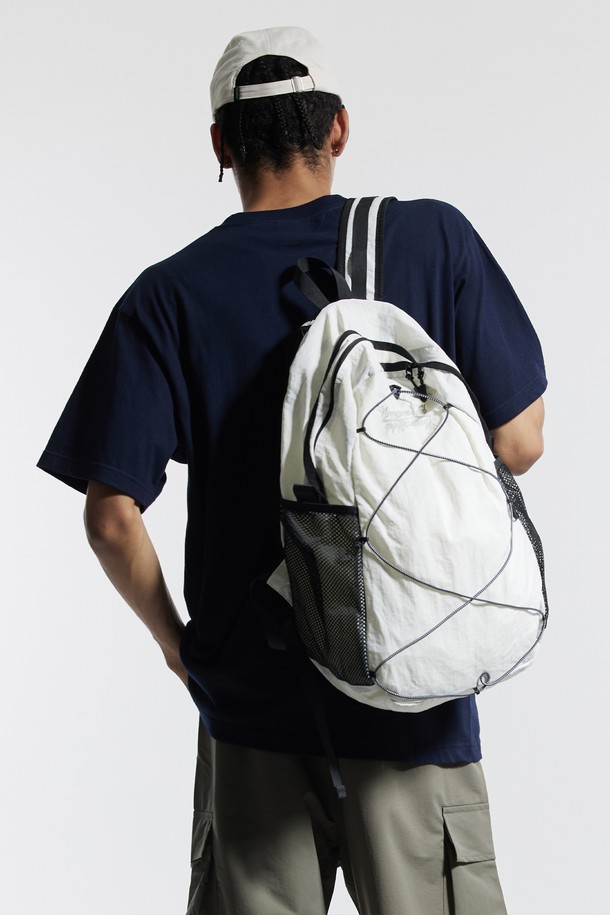 씨알에스디엘(CRS DSL) 나일론 데일리 트레이닝 러너 백팩은 일상, 러닝, 트레이닝 등 다양한 활동에 적합한 남성용 백팩입니다. 블랙 및 화이트 색상으로 출시되었으며, 가볍고 내구성이 뛰어난 나일론 소재를 사용하여 제작되었습니다. 미디엄 사이즈에 무지 패턴의 사각 형태 디자인으로, 로고 자수와 메쉬 포켓이 포인트로 더해졌습니다. 넓은 어깨끈과 루프 부착으로 편안한 착용감을 선사하며, 생활 방수 기능과 넉넉한 수납공간을 제공합니다. 특히, 전면 스트림 디자인과 필링 및 변형에 강한 내구성을 갖춰 미니멀, 스포티, 캐주얼 스타일을 연출하는 러닝룩에 활용하기 좋습니다.
