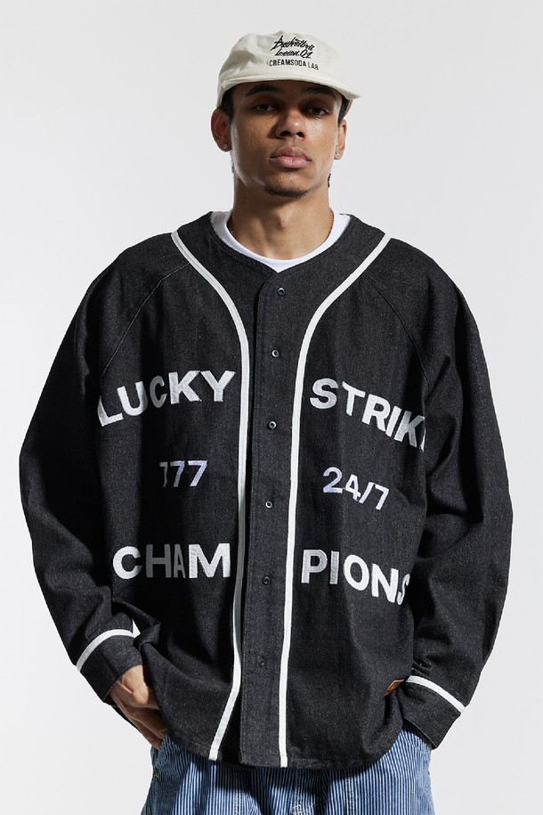 씨알에스디엘(CRS DL) 베이스볼 져지 럭키 스트라이크 챔피온 자켓은 남녀 모두 착용 가능한 오버핏 베이스볼 자켓입니다. 블랙과 블루 두 가지 색상으로 출시되었으며, 봄, 가을 일상에서 스포티, 캐주얼, 스트릿 스타일을 연출하기 좋습니다. 두꺼운 면, 폴리에스테르, 레이온 혼방 소재로 제작되어 부드러운 촉감을 선사하며, 긴 소매와 버튼 여밈, 빈티지 베이스볼 셔츠 베이스 디자인이 특징입니다. 24/7 777 럭키 스트라이크 그래픽과 아플리케 그래픽 기법, 하단 가죽 패치가 돋보이는 디자인으로 가을 나들이룩, 봄 소풍룩을 완성해보세요.
