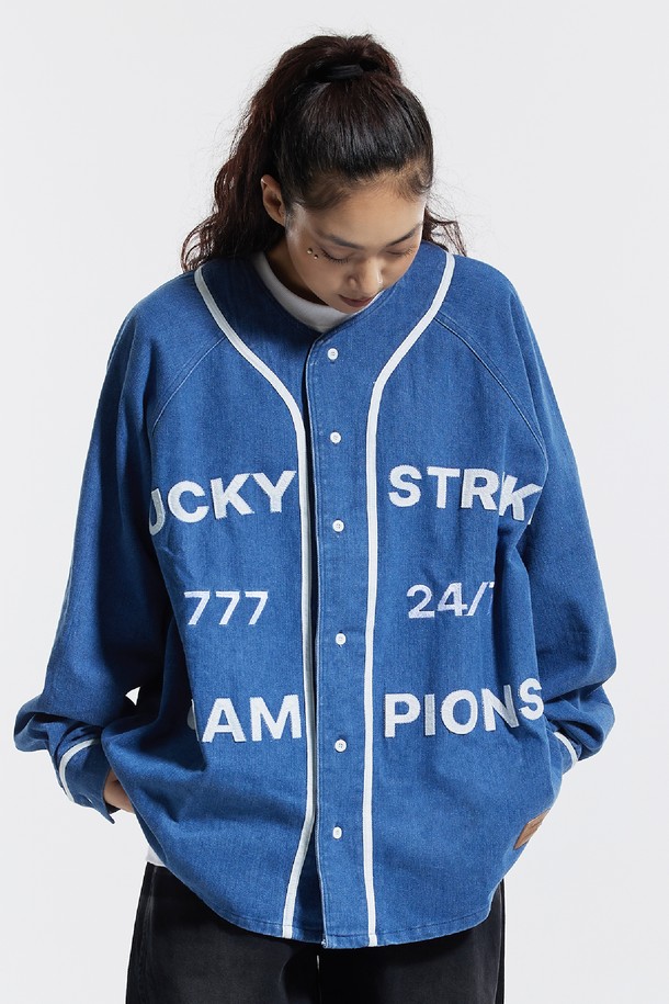 씨알에스디엘(CRSDRL) 베이스볼 져지 럭키 스트라이크 챔피온 자켓은 남녀 모두 착용 가능한 오버핏 베이스볼 자켓입니다. 봄, 가을에 적합하며, 블랙과 블루 두 가지 색상으로 출시되었습니다. 스포티, 캐주얼, 스트릿 스타일을 아우르며, 면, 폴리에스테르, 레이온 혼방의 두꺼운 소재로 제작되어 부드러운 촉감을 선사합니다. 가죽 패치 디테일과 777 24/7 CHAMPIONS 그래픽, 애플리케 그래픽 기법이 특징이며, 일상과 여행룩에 모두 잘 어울립니다. 스냅 버튼 여밈과 긴 소매 기장으로 편안하게 착용할 수 있습니다.
