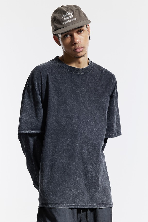 씨알에스디엘 피그먼트 페이크 이중 레이어드 롱슬리브는 남성용 티셔츠입니다. 캐주얼, 스트릿 스타일을 즐기는 분들께 적합하며, 봄, 가을에 입기 좋습니다. 블랙 컬러의 무지 디자인으로, 피그먼트 워싱 처리된 면 소재를 사용하여 자연스러운 멋을 더했습니다. 이중 레이어드 디자인과 립 디테일이 특징이며, 레귤러핏 라운드넥 긴소매 스타일로 데이트룩, 동네 마실룩 등 다양한 TPO에 활용할 수 있습니다.
