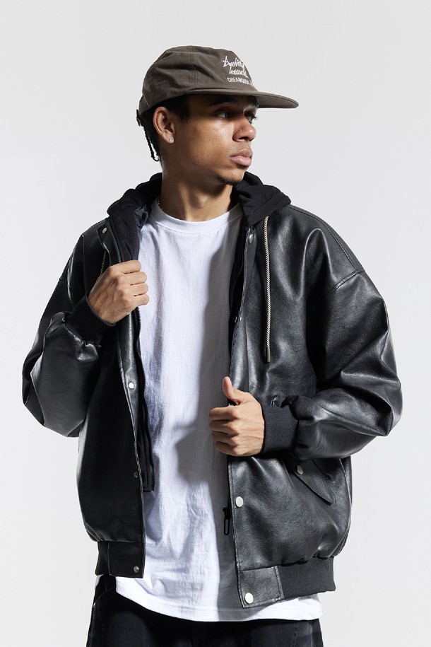 씨알에스디엘(CRS DL) 내츄럴 워시드 비건 레더 후드 재킷은 남녀 모두 착용 가능한 오버핏, 릴랙스핏의 후드 자켓입니다. 부드러운 촉감의 비건 가죽 소재와 폴리우레탄, 폴리에스테르 혼방으로 제작되었으며, 봄, 가을에 착용하기 좋습니다. 블랙, 브라운, 베이지 세 가지 색상으로 출시되었으며, 후드 일체형 디자인에 메탈 스냅 버튼, 사이드 포켓, 소매단 및 넥 라인 립 조직, 브랜드 로고 패치가 특징입니다. 캐주얼, 스트릿, 미니멀 스타일을 즐기는 분들께 '동네 마실룩', '여행룩'으로 추천합니다.
