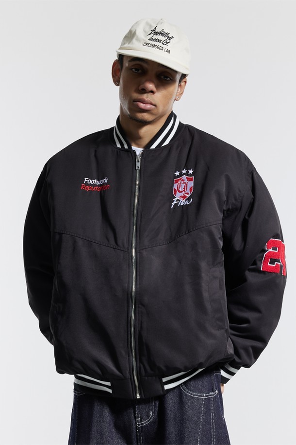 씨알에스디엘 베이스볼 스타디움 누빔 재킷은 남성용 아우터로, 겨울철 데일리룩과 스포티, 캐주얼, 미니멀 스타일을 연출하기에 적합합니다. 블랙과 네이비 두 가지 색상으로 제공되며, 릴랙스 핏으로 편안하게 착용할 수 있습니다. 두꺼운 두께의 폴리에스터 소재로 제작되었으며, E밴드 네크라인과 밑단, 긴 소매, 누빔 코트 타입이 특징입니다. 소매 자수 디테일과 퀼팅 안감이 돋보이며, 흡수, 속건, 신축성 기능이 있어 활동성을 높여줍니다. 야구점퍼 스타일의 자켓으로 일상 및 스포츠 활동 시에도 활용할 수 있습니다.
