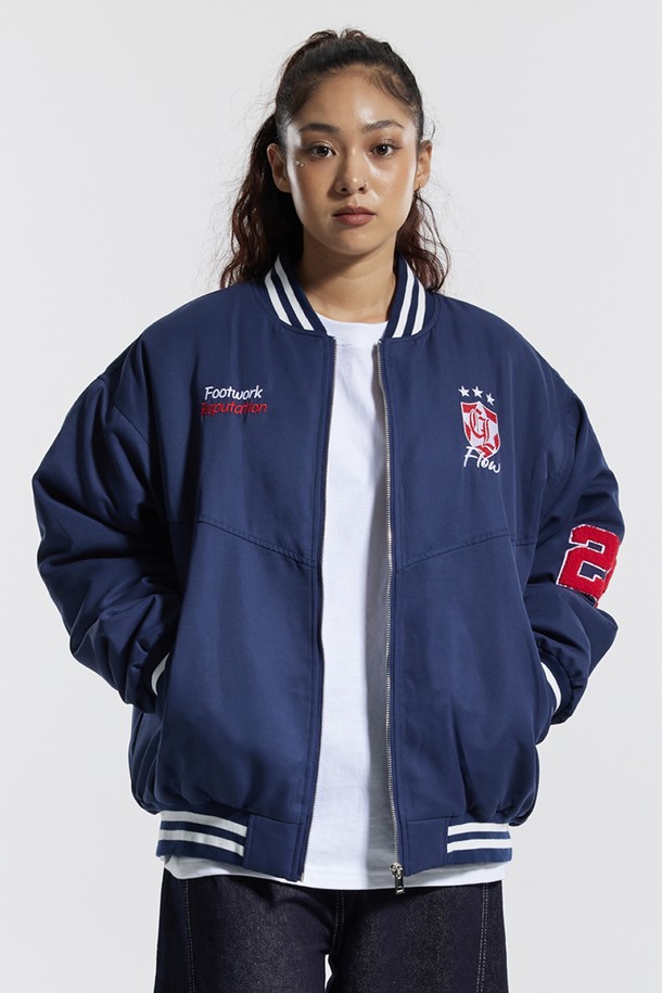 씨알에스디엘 베이스볼 스타디움 누빔 재킷은 겨울철 스포티하고 캐주얼한 스타일을 연출하기에 완벽한 아이템입니다. 네이비와 블랙 두 가지 색상으로 출시되었으며, 릴랙스 핏으로 편안한 착용감을 선사합니다. 보온, 흡습, 속건 기능을 갖춘 폴리에스테르 소재로 제작되어, 활동적인 날에도 쾌적함을 유지합니다. E밴드 네크라인과 밑단, 퀼팅 안감 디자인과 자수 패턴이 특징이며, 수분 흡수 및 건조성이 뛰어나 반복 세탁 후에도 형태 변형 없이 오래 입을 수 있습니다. 겨울 데일리룩 또는 여행룩에 미니멀한 포인트를 더해보세요.
