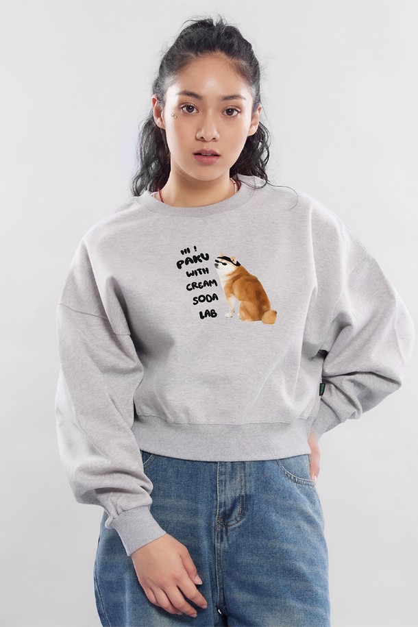 씨알에스디엘 하이 파쿠 크롭 맨투맨은 캐주얼 및 미니멀 스타일을 추구하는 분들을 위한 오버핏 크롭 맨투맨입니다. 블랙, 그레이, 그린, 네이비 4가지 색상으로 출시되어 다양한 룩에 활용 가능하며, 봄, 가을, 겨울 시즌에 착용하기 좋습니다. 부드러운 면과 폴리에스테르 혼방 소재로 제작되어 편안한 착용감을 선사하며, 두꺼운 두께감으로 보온성을 높였습니다. 2바늘 커버스티치 공법, 지그재그 스티치, 립원단 디테일, 사이드 라벨 등 꼼꼼한 마감 처리가 돋보입니다. 집콕룩이나 겨울 데일리룩에 코디하여 편안하고 스타일리시한 연출이 가능합니다.
