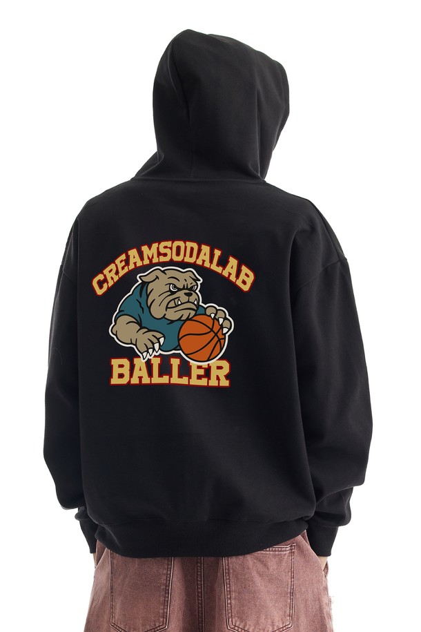 **씨알에스디엘 매드 볼러 독 집업 후드**는 남녀 모두 착용 가능한 후드 집업입니다. 블랙, 그레이, 차콜 세 가지 색상으로 출시되어 다양한 겨울 데일리룩에 활용하기 좋습니다. 두꺼운 두께감과 부드러운 촉감의 면, 폴리에스테르 혼방 소재로 제작되어 편안한 착용감을 제공합니다. 세미 오버핏으로 트렌디한 스타일을 연출하며, 넉넉한 후드 깊이와 리브 원단, 이중 스티치 넥라인, 보강된 후드 스트링,  포인트 라벨 포켓 등 디테일한 디자인 요소들이 특징입니다. 캐주얼, 스포티, 스트릿 스타일을 즐기는 분들께 추천합니다.
