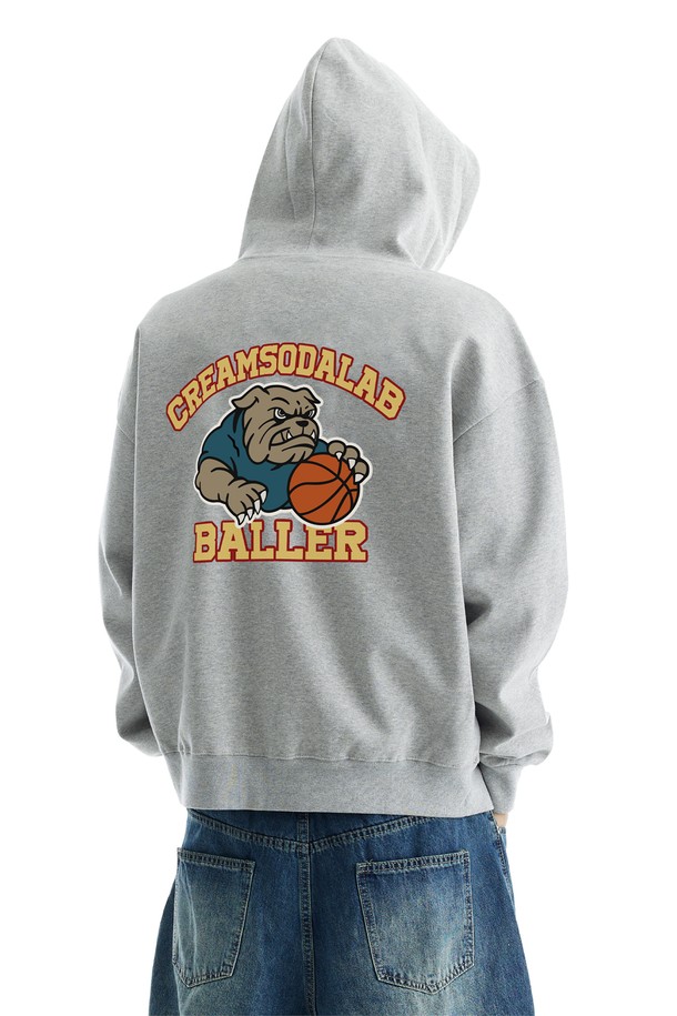 씨알에스디엘 매드 볼러 독 집업 후드는 캐주얼 및 스트릿 스타일을 즐기는 분들을 위한 겨울, 가을 시즌 필수 아이템입니다. 부드러운 촉감의 면, 폴리에스테르 혼방 소재로 제작되어 포근한 착용감을 선사하며, 두꺼운 두께감으로 보온성을 높였습니다. 세미 오버핏으로 편안하게 떨어지는 핏을 연출하며, 블랙, 그레이, 차콜 세 가지 색상으로 출시되어 어떤 스타일에도 쉽게 매치할 수 있습니다. 후드, 포켓, 립 원단 디테일과 로고, 캐릭터 패턴으로 포인트를 더해 개성 있는 룩을 완성해보세요. 일상, 집콕, 산책 등 다양한 TPO에 활용하기 좋은 활용도 높은 후드집업입니다.
