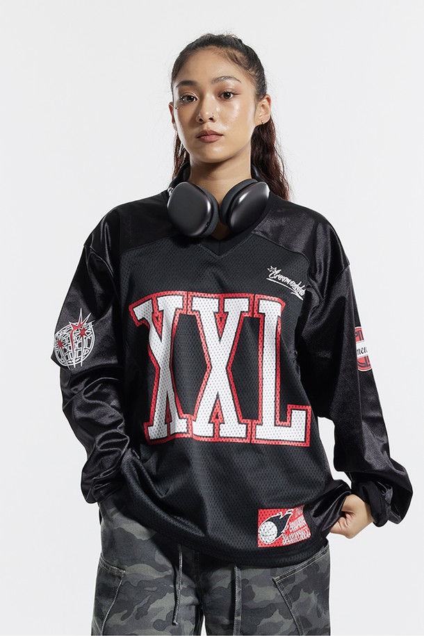 씨알에스디엘 오버클럭 투엑스라지 럭비 져지 롱슬리브는 스포티하고 스트릿한 스타일을 연출하기에 좋은 상의입니다. 블랙과 네이비 컬러로 출시되었으며, 통기성이 뛰어난 폴리에스테르 소재로 제작되었습니다. 이중 저지 구조 레이어드로 두께감을 더했으며, 빛의 각도에 따라 은은하게 반사되는 광택이 특징입니다. 바스켓볼 유니폼 스타일의 오버핏 져지로, 빅 사이즈 그래픽과 고급스러운 무드를 선사합니다. 피트니스룩으로 활용하기에도 적합합니다.
