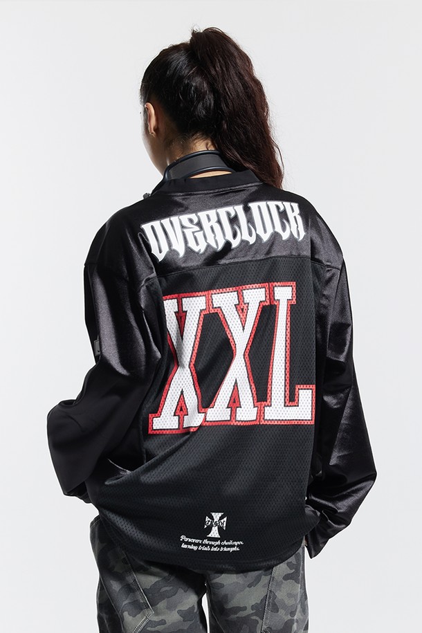 씨알에스디엘 오버클럭 투엑스라지 럭비 져지 롱슬리브는 남녀 모두 착용 가능한 오버핏 긴소매 럭비 져지입니다. 두꺼운 두께감과 부드러운 촉감의 폴리에스테르 소재로 제작되었으며, 봄, 가을에 적합합니다. 블랙과 네이비 두 가지 색상으로 출시되었으며, 더블 져지 레이어드 구조와 특수 코팅 기법으로 빛 각도에 따라 은은한 광택을 냅니다. 농구 유니폼을 모티브로 디자인되었으며, 스포티하면서도 스트릿한 스타일을 연출할 수 있습니다. 통기성과 내구성이 뛰어나 일상 및 스포츠 활동 모두에 적합합니다.
