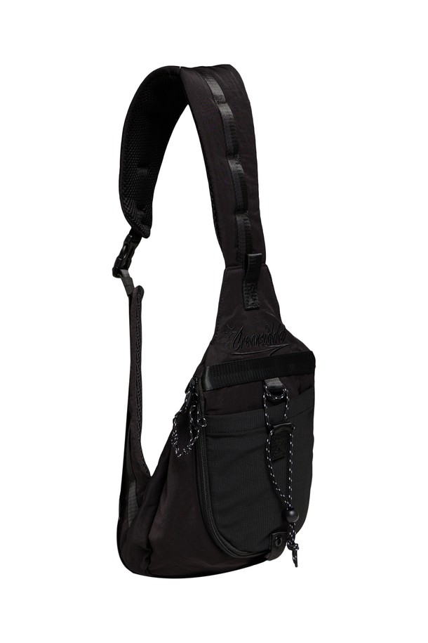 씨알에스디엘 러너 데일리 슬링백은 남성을 위한 미디엄 사이즈 슬링백입니다. 그레이와 블랙 두 가지 색상으로 출시되었으며, 나일론 소재로 제작되어 가볍고 튼튼합니다. 전면 자수 로고와 웨빙 디테일이 돋보이며, 사각 모양의 실용적인 디자인을 갖추었습니다. 지퍼형 잠금 방식으로 내용물을 안전하게 보관할 수 있으며, 다수의 수납공간과 내부 지퍼 포켓, 전면 포켓을 통해 효율적인 수납이 가능합니다. 일상, 여행, 아웃도어 활동 시 캐주얼, 미니멀, 시티보이 스타일의 여행룩을 연출하기 좋습니다.
