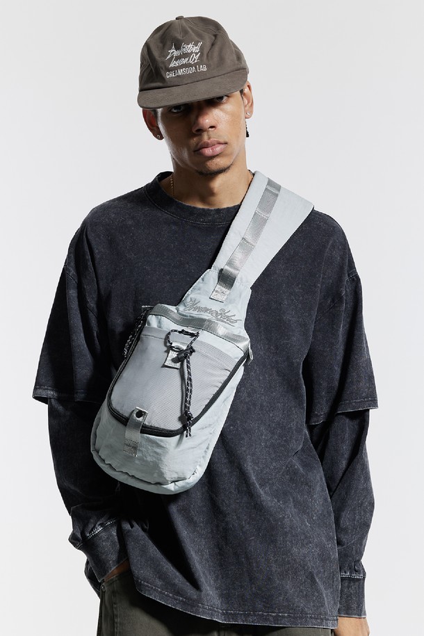 씨알에스디엘 러너 데일리 슬링백은 남성용 슬링백으로, 그레이와 블랙 두 가지 색상으로 출시되었습니다. 나일론 소재의 미디엄 사이즈 가방으로, 로고 패턴과 자수, 웨빙 디자인 장식이 돋보입니다. 가볍고 수납력이 뛰어나며, 전면 포켓, 내부 지퍼 포켓, 튼튼한 스트랩과 같은 특징을 갖춘 사각 형태의 크로스백 스타일입니다. 일상, 여행, 아웃도어 활동에 적합하며, 여행룩, 캐주얼, 미니멀, 시티보이 스타일에 잘 어울립니다. 지퍼형 잠금 방식으로 내용물을 안전하게 보관할 수 있습니다.
