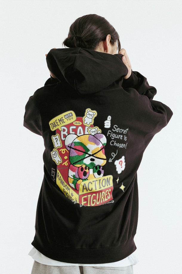 **랜덤 피규어 부클베어 후드집업**

부드러운 촉감의 면과 폴리에스테르 혼방 소재로 제작된 후드집업입니다. 남녀 모두 착용 가능하며, 봄, 가을 시즌에 적합합니다. 캐주얼한 스타일을 연출하기 좋으며, 일상복으로 활용하기 좋습니다. 귀여운 피규어 자수와 부클 소재의 곰돌이 디자인이 특징입니다. 가볍게 걸치기 좋은 레귤러핏의 집업 스타일로, 동네 마실룩이나 산책룩에 잘 어울립니다.
