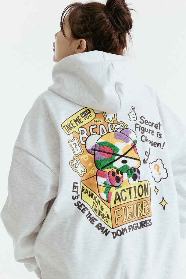 **랜덤 피규어 부클베어 후드집업**은 남녀 모두 착용 가능한 캐주얼 후드집업입니다. 블랙과 라이트카키 두 가지 색상으로 출시되었으며, 봄, 가을에 활용하기 좋습니다. 귀여운 캐릭터 자수와 립 디테일이 특징이며, 레귤러핏으로 편안하게 착용할 수 있습니다. 동네 마실룩, 캠핑룩 등 가벼운 외출에 적합하며, 미니멀, 스트리트 스타일을 연출하기 좋습니다. 면과 폴리에스테르 혼방 소재로 제작되었습니다.
