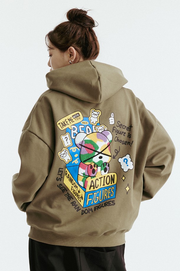 "랜덤 피규어 부클베어 후드집업"은 캐주얼과 스트릿 스타일을 모두 아우르는 공용 후드집업입니다. 부드러운 촉감의 면과 폴리에스테르 혼방 소재로 제작되어, 두꺼운 두께감으로 봄, 가을, 겨울 3계절 내내 따뜻하게 착용할 수 있습니다. 블랙과 라이트 카키 두 가지 컬러로 출시되었으며, 오버핏 디자인과 넉넉한 긴 소매, 후드 디테일이 특징입니다. 특히 전면에 랜덤 피규어 자수 디테일이 더해져 유니크한 매력을 선사하며, 겨울철 데일리룩에 포인트를 더하기 좋습니다.
