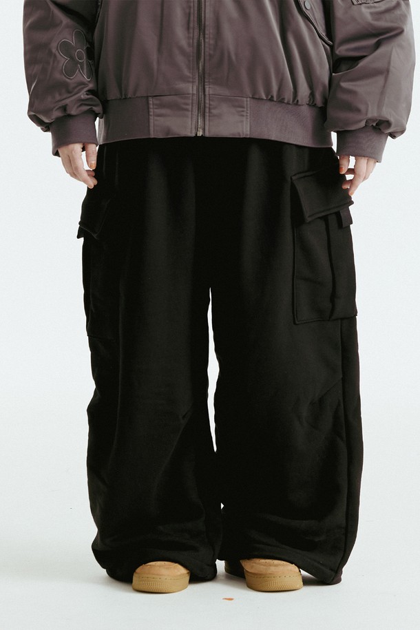 **바이크 절개 카고 팬츠**는 남녀 모두 착용 가능한, 봄/가을 시즌용 긴바지입니다. 면과 폴리에스테르 혼방 소재로 제작되어 편안한 착용감을 제공하며, 루즈핏으로 활동성을 높였습니다. 블랙 색상의 무지 디자인에 절개 디테일과 카고 포켓을 더해 스트릿 및 캐주얼 스타일을 연출하기 좋습니다. 바이크를 즐길 때뿐만 아니라 일상에서도 개성 있는 스타일을 완성할 수 있습니다.
