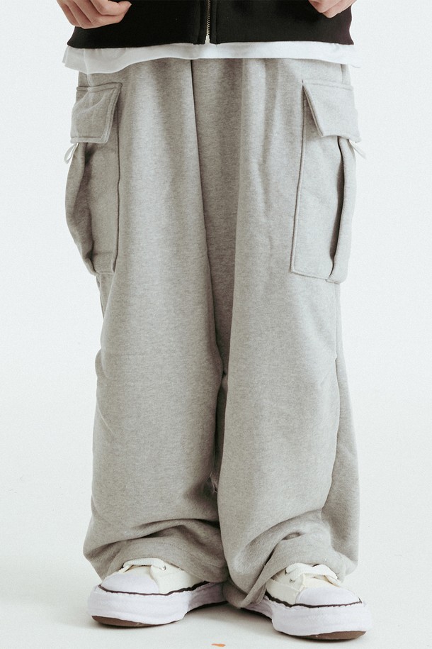 바이크 절개 카고 팬츠는 남녀 모두 착용 가능한 루즈핏의 긴 기장 바지입니다. 면과 폴리에스테르 혼방 소재로 제작되어 봄, 가을에 적합하며, 무지 디자인에 절개 디테일과 카고 포켓으로 포인트를 더했습니다. 캐주얼, 스트리트, 미니멀 스타일을 믹스매치하여 동네 마실룩이나 산책룩을 연출하기 좋습니다. 블랙 컬러로 어떤 상의와도 쉽게 코디할 수 있으며, 편안한 착용감을 선사합니다.
