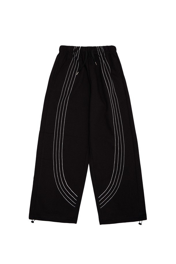 커브 스티치 스트링 팬츠는 남녀 모두 착용 가능한, 캐주얼하고 스포티한 스타일의 스트링 팬츠입니다. 봄, 여름, 가을 계절에 적합하며, 면과 폴리에스테르 혼방 소재로 제작되어 부드러운 촉감을 선사합니다. 레귤러 핏의 스트레이트 핏으로, 밴딩 처리와 스트링 디테일이 편안한 착용감을 제공합니다. 블랙, 그린, 핑크, 그레이 4가지 색상으로 출시되어 동네 마실룩이나 여행룩 등 다양한 일상 코디에 활용하기 좋습니다. 스티치 패턴이 포인트로 들어가 미니멀한 스타일에 포인트를 더했습니다.
