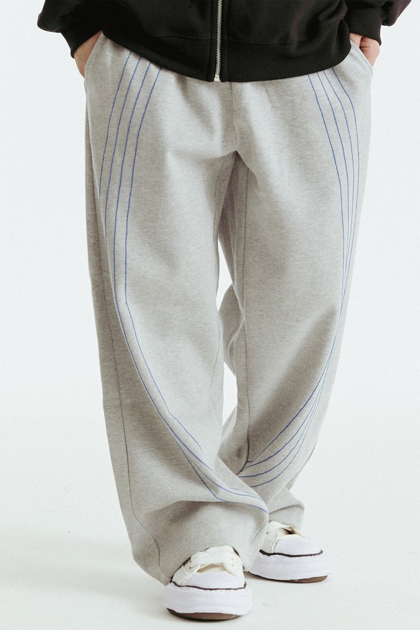 **커브 스티치 스트링 팬츠**는 캐주얼하고 미니멀한 스타일을 추구하는 남녀 모두에게 적합한 스트링 팬츠입니다. 봄, 가을에 어울리는 면과 폴리에스테르 혼방 소재로 제작되어 편안한 착용감을 선사합니다. 루즈핏으로 활동성을 높였으며, 블랙, 그린, 핑크, 그레이 4가지 컬러로 출시되어 취향에 맞게 선택할 수 있습니다. 허리 스트링 디테일과 스티치 패턴이 돋보이며, 동네 마실룩이나 산책룩으로 활용하기 좋습니다.
