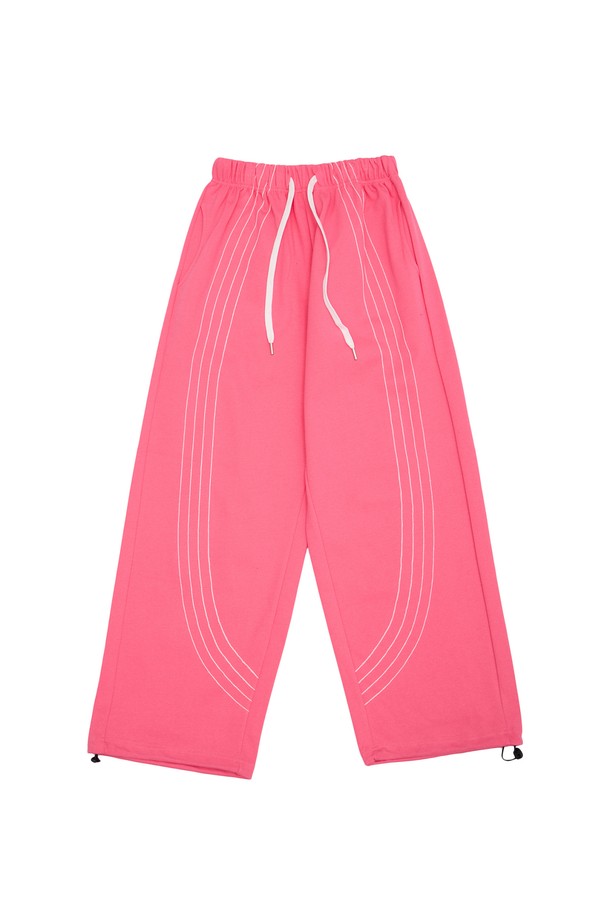 커브 스티치 스트링 팬츠는 남녀 모두 착용 가능한 캐주얼하고 스포티한 무드의 스트링 팬츠입니다. 봄, 여름, 가을 세 계절에 걸쳐 편안하게 입을 수 있으며, 일상복으로 활용하기 좋습니다. 면과 폴리에스테르 혼방 소재로 제작되어 부드러운 착용감을 선사하며, 루즈핏으로 활동성을 높였습니다. 밴딩 허리와 스트링 디테일로 편안함과 스타일리시함을 동시에 잡았으며, 톤온톤 스티치 디테일이 돋보이는 디자인입니다. 동네 마실룩, 산책룩 등 편안한 스타일을 연출하기에 적합합니다.
