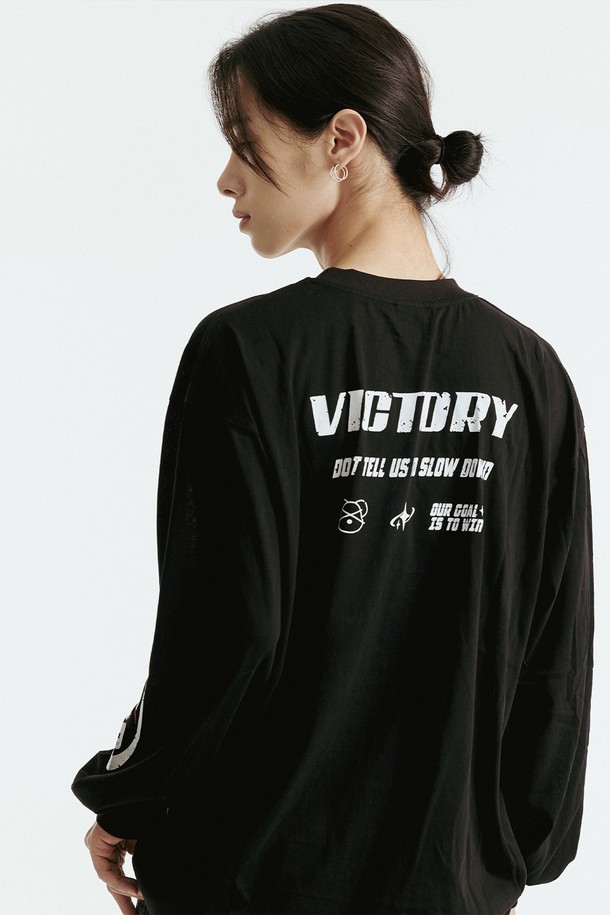 **빅토리 긴팔**은 남녀 모두 착용 가능한 베이직하고 캐주얼한 스타일의 긴팔 티셔츠입니다. 봄, 가을 시즌에 적합하며, 면과 폴리에스테르 혼방 소재로 제작되어 편안한 착용감을 선사합니다. 라운드넥 디자인에 레귤러핏으로 제작되었으며, 블랙과 화이트 두 가지 색상으로 출시되었습니다.  일상생활은 물론, 데이트룩이나 동네 마실룩으로도 활용하기 좋으며, 뒷면에 프린팅 디테일이 더해져 포인트를 더했습니다.
