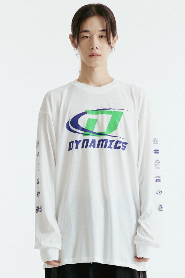 **다이나믹 긴팔**은 일상에서 스포티하고 캐주얼한 스타일을 연출하기 좋은 상의입니다. 면과 폴리에스테르 혼방 소재로 제작되어 편안한 착용감을 제공하며, 봄, 가을에 적합합니다. 라운드넥 디자인에 레귤러 기장으로 제작되었으며, 화이트와 차콜 두 가지 색상으로 만나볼 수 있습니다. 소매에는 그래픽 프린트가 더해져 개성 있는 포인트를 더했으며, 프리사이즈로 누구나 편안하게 착용 가능합니다.
