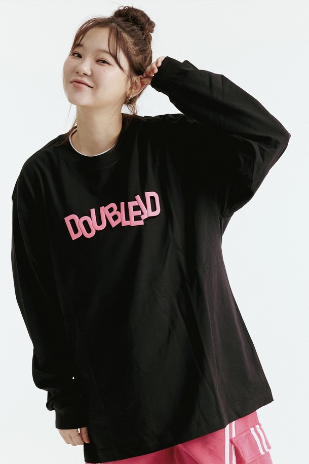 네온 발포 로고 긴팔은 남녀 모두 착용 가능한 티셔츠입니다. 면과 폴리에스테르 혼방 소재로 제작되어 편안한 착용감을 선사하며, 봄, 가을에 적합합니다. 라운드넥에 오버핏으로 디자인되어 캐주얼, 스트릿 스타일을 연출하기 좋습니다. 특히, 네온 로고 프린팅이 돋보이는 디자인으로, 개성 있는 스타일을 완성할 수 있습니다. 긴 소매 기장으로 간절기에도 활용하기 좋습니다.
