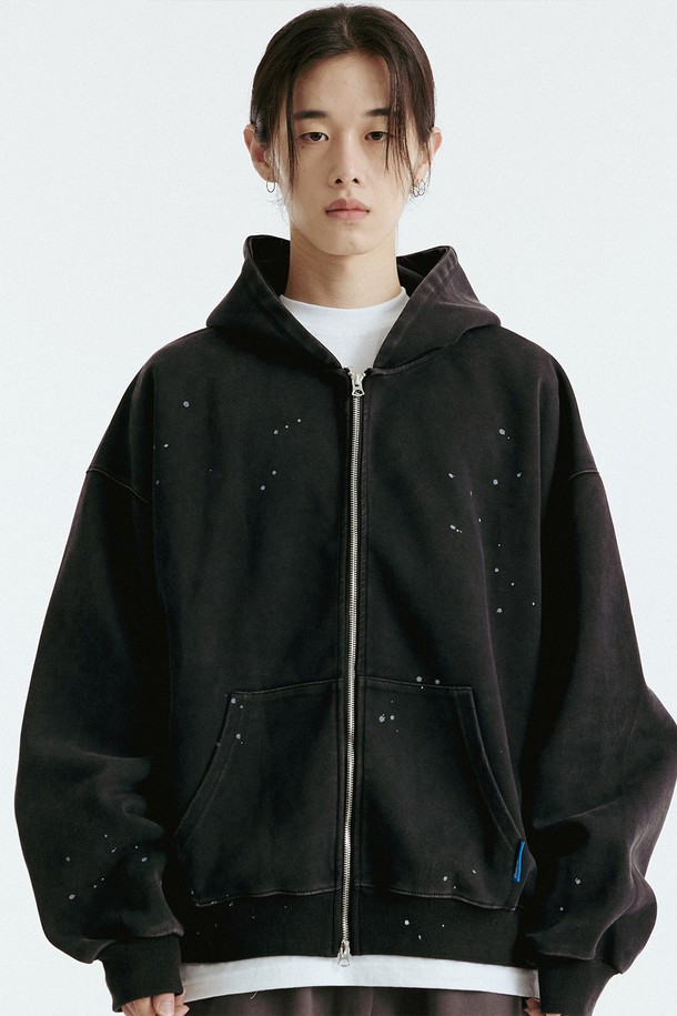 블랙과 브라운 컬러로 만나볼 수 있는 페인팅 2way 집업 후드입니다. 면과 폴리에스터 혼방 소재로 제작되어 부드러운 착용감과 보온성을 제공하며, 겨울철 데일리룩에 활용하기 좋습니다. 후드 디자인에 오버핏으로 제작되어 캐주얼하면서도 스트릿한 스타일을 연출하며, 2way 스타일로 다양한 연출이 가능합니다. 두꺼운 두께감으로 한겨울에도 따뜻하게 입을 수 있으며, 페인팅 무늬가 돋보이는 유니크한 디자인이 특징입니다. 긴소매 기장의 레귤러 기장으로 편안하게 착용할 수 있습니다.
