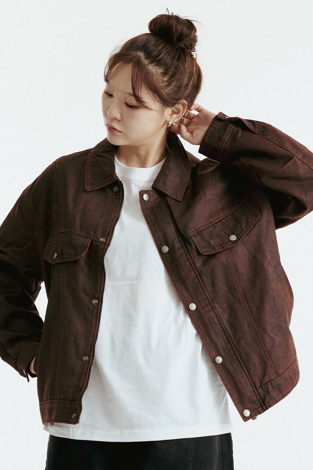 **스웨이드 자켓**

차콜과 와인 두 가지 색상으로 출시된 여성용 스웨이드 자켓입니다. 봄, 가을에 어울리는 보통 두께감의 크롭 기장 자켓으로, 캐주얼하고 베이직한 스타일을 연출합니다. 부드러운 촉감의 폴리에스테르, 면, 비스코스, 폴리우레탄 혼방 소재로 제작되었으며, 버튼 디테일과 포켓으로 포인트를 더했습니다. 데이트룩, 모임룩에 미니멀하고 클래식한 분위기를 더해 활용하기 좋습니다. 레귤러핏으로 편안하게 착용할 수 있으며 긴 소매 기장입니다.
