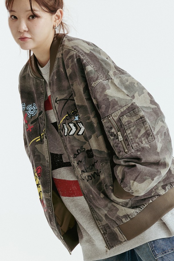 카모그래피티 MA1 항공 재킷으로 개성 넘치는 스타일을 연출해보세요. 밀리터리 무드와 캐주얼함을 동시에 느낄 수 있는 오버핏 디자인으로, 봄, 가을 간절기에 활용하기 좋습니다. 카키 컬러에 카모 패턴이 더해져 트렌디한 느낌을 주며, 그래피티 패치 디테일이 돋보이는 유니크한 아이템입니다. 일상생활은 물론 가을 나들이룩에도 잘 어울리는 스타일을 완성해보세요. 면 소재에 폴리에스터 안감으로 편안한 착용감을 선사합니다.
