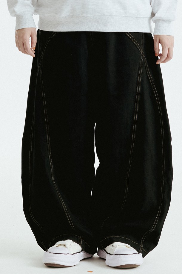 아치 절개 데님은 남녀 모두 착용 가능한 캐주얼 스타일의 데님 팬츠입니다. 블랙과 블루 두 가지 색상으로 출시되었으며, 사계절 내내 활용하기 좋습니다. 면과 폴리에스테르 혼방 소재로 제작되어 편안한 착용감을 선사하며, 레귤러핏 디자인으로 어떤 스타일에도 잘 어울립니다. 특히 아치 절개 디테일이 돋보여 미니멀하면서도 개성 있는 룩을 연출할 수 있습니다. 동네 마실룩이나 데이트룩과 같이 편안하면서도 스타일리시함을 놓치고 싶지 않은 날, 이 데님 팬츠를 활용해 보세요.
