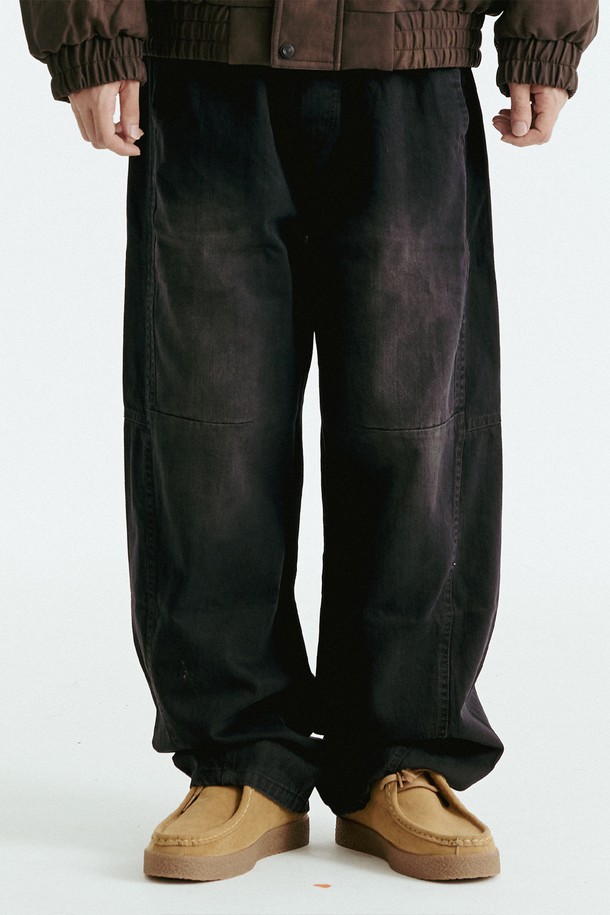 사이드 벌룬 절개 데님은 블랙과 그레이 두 가지 색상으로 출시되어, 사계절 내내 활용 가능한 데님 팬츠입니다. 밴딩 처리된 허리와 루즈핏으로 편안한 착용감을 선사하며, 데일리룩부터 동네 마실룩, 쇼핑룩까지 폭넓게 소화할 수 있습니다. 면 소재로 제작되어 부드러운 촉감을 자랑하며, 벌룬핏과 사이드 절개 디테일이 캐주얼하면서도 개성 있는 스타일을 연출합니다. 미니멀, 시티보이 스타일을 즐겨 입는 분들께 특히 추천하는 아이템입니다.
