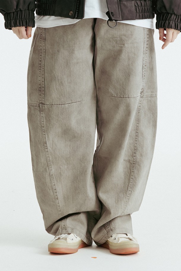 사이드 벌룬 절개 데님은 남녀 모두 착용 가능한 캐주얼 스타일의 긴 바지입니다. 무지 패턴의 레귤러핏으로 제작되었으며, 봄, 여름, 가을에 적합합니다. 블랙 컬러의 면 소재로 편안한 착용감을 선사하며, 사이드 슬릿 디테일이 돋보입니다. 미니멀한 디자인으로 다양한 상의와 매치하여 스타일리시한 연출이 가능합니다.
