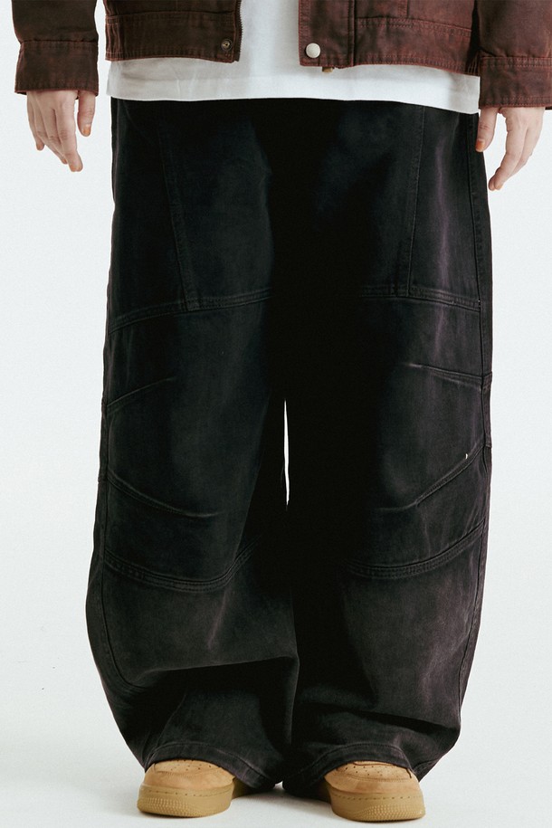 블랙과 화이트 컬러로 출시된 더티 워싱 데님 팬츠입니다. 봄, 가을 시즌에 활용하기 좋은, 데님과 면 혼방 소재의 루즈핏 긴바지입니다. 캐주얼, 미니멀, 시티보이 스타일을 연출하기 좋으며, 투턱과 커브드 디자인으로 포인트를 더했습니다. 데이트룩, 쇼핑룩 등 다양한 TPO에 매치하여 개성 있는 스타일을 완성해 보세요. 워싱 디테일이 돋보이는 이 데님 팬츠는 편안하면서도 스타일리시한 일상룩을 위한 완벽한 선택입니다.
