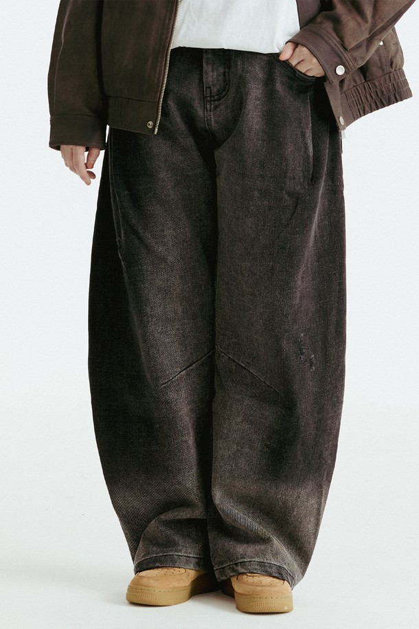 뒷면 절개 데님 팬츠는 남녀 누구나 착용 가능한 캐주얼 스타일의 긴 바지입니다. 봄, 가을에 적합하며, 레귤러 핏으로 편안한 착용감을 선사합니다. 블랙과 블루 두 가지 색상으로 제공되며, 면과 폴리에스테르 혼방 소재로 제작되어 튼튼합니다. 뒷면 절개 디테일이 돋보이며, 데이트룩, 쇼핑룩 등 다양한 TPO에 활용할 수 있습니다. 미니멀, 클래식 스타일을 선호하는 분들께 추천합니다.
