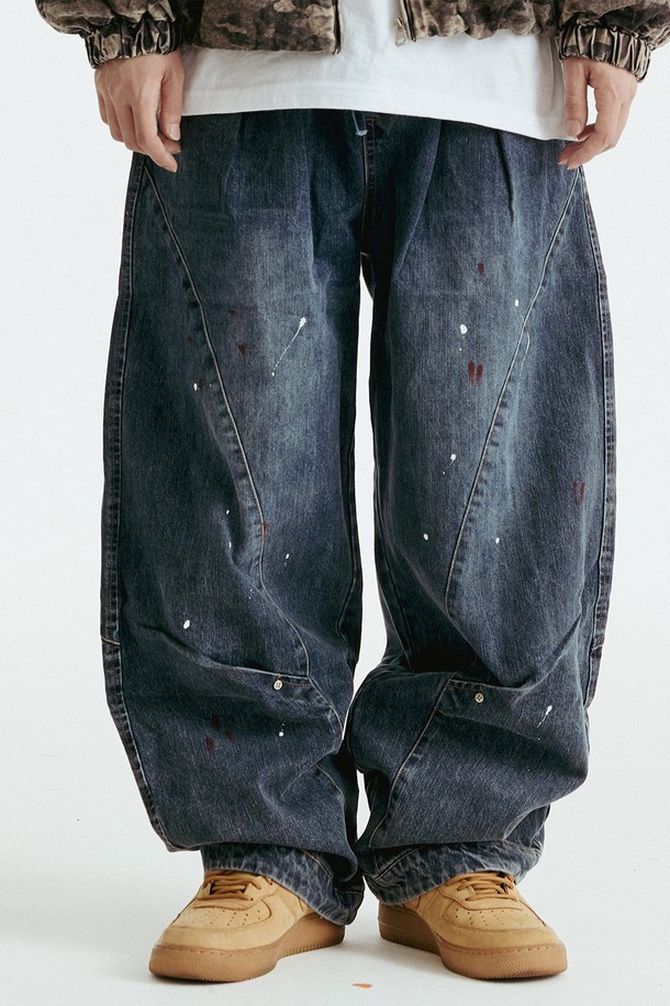 블랙과 블루, 두 가지 색상으로 출시된 페인팅 데님 팬츠입니다. 면 85%, 폴리에스터 15% 혼방의 데님 소재로 제작되었으며, 워싱 가공을 통해 빈티지한 멋을 더했습니다. 루즈핏으로 편안한 착용감을 선사하며, 봄, 가을 시즌에 활용하기 좋습니다. 캐주얼, 미니멀, 스트리트 스타일을 즐기는 남성분들께 '동네 마실룩'이나 '가을 나들이룩'으로 추천합니다.
